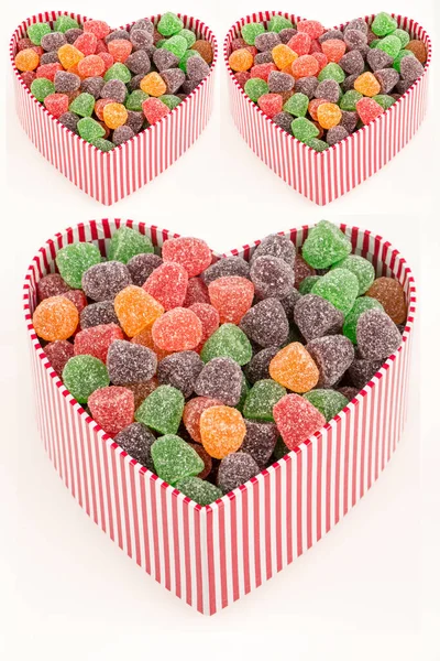 Zestaw Pudełek Kształcie Serca Kolorowymi Cukierkami — Zdjęcie stockowe