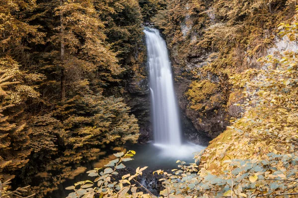 Schöne Aussicht Auf Einen Kleinen Wasserfall — Stockfoto