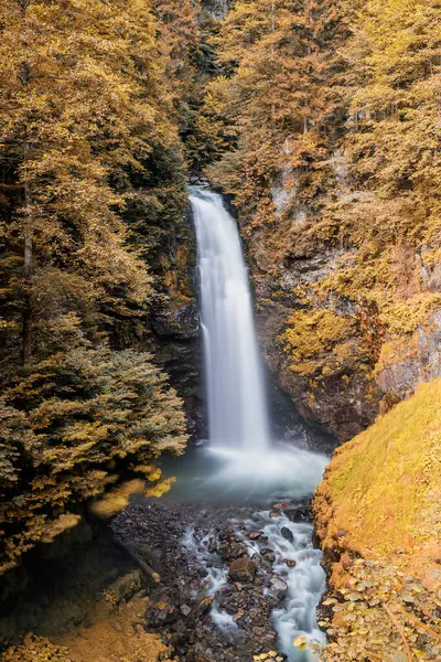 Schöne Aussicht Auf Einen Kleinen Wasserfall — Stockfoto