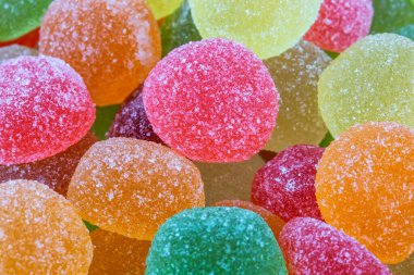 meyve aromalı jöle şekerleri beyaz arkaplanda