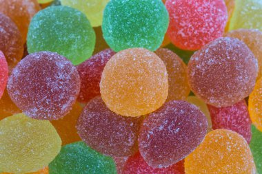 meyve aromalı jöle şekerleri beyaz arkaplanda