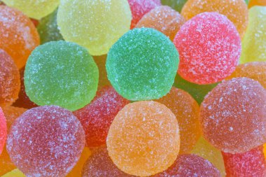 meyve aromalı jöle şekerleri beyaz arkaplanda