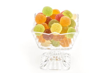 meyve aromalı jöle şekerleri beyaz arkaplanda