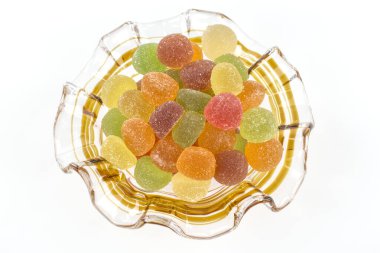 meyve aromalı jöle şekerleri beyaz arkaplanda