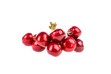 Olgun kiraz yığınını yaprak ve saplarla kapatın. Büyük bir taze kırmızı kiraz koleksiyonu. Olgun kiraz arkaplanı.