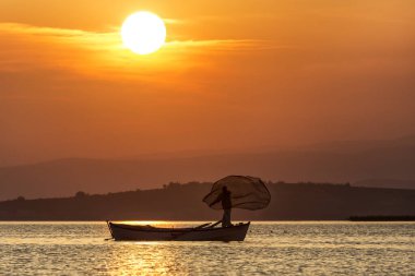 Gölün üzerinde gün batımı
