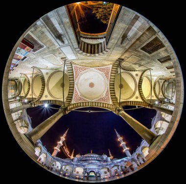 Prag şehrinin merkezindeki saat kulesi.