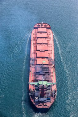 Denizde kargo gemisi.