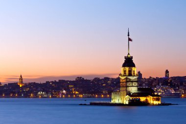 İstanbul, Türkiye 'nin sembolü Leander' s Tower olarak da bilinen ünlü Maiden 's Tower (Kiz Kulesi) ile Boğaz' ın üzerinde kızgın bir günbatımı. Duvar kağıdı veya rehber kitap için sahne yolculuğu arkaplanı