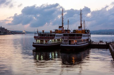 Sabah erkenden yola çıkmak için bekleyen iki feribot. İstanbul Eminonu Türkiye.