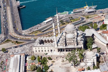 Yeni Cami 'nin ve Galata Köprüsü' nün helikopter görüntüsü. İstanbul, Türkiye.
