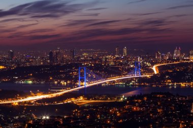 İstanbul Boğazı, panoramik fotoğraf. İstanbul manzarası bulutlu güzel gün batımı