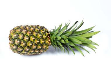 Beyaz arkaplanda izole edilmiş ananas
