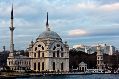 Dolmabahce Sarayı Dolmabahce Camii ve saat kulesi, Boğaz manzarası.