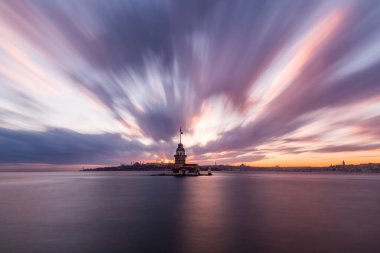 Denizin üzerinde güzel bir gün batımı