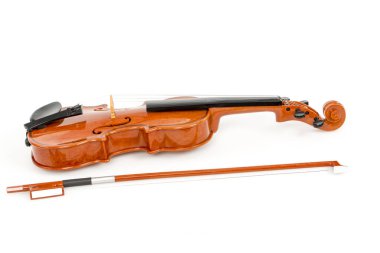 Beyaz arkaplanda izole edilmiş eski keman