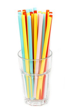 Beyaz arkaplanda izole edilmiş renkli pipetler