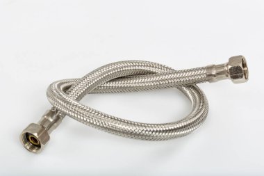 Tesisatı bağlamak için hortumlar. İnşaatta tesisat işi. Sıcak ve altın su. Yakın plan. İzole edilmiş arkaplan