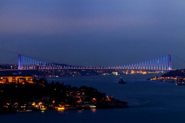 Aydınlatılmış Boğaz Köprüsü, İstanbul, Türkiye