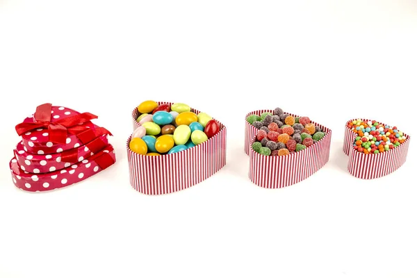 Renkli Şekerlerle Dolu Kalp Şeklinde Kutular — Stok fotoğraf
