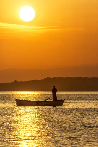 Silhouette Fishermen Boat Sunset Background Turkey — Stok fotoğraf