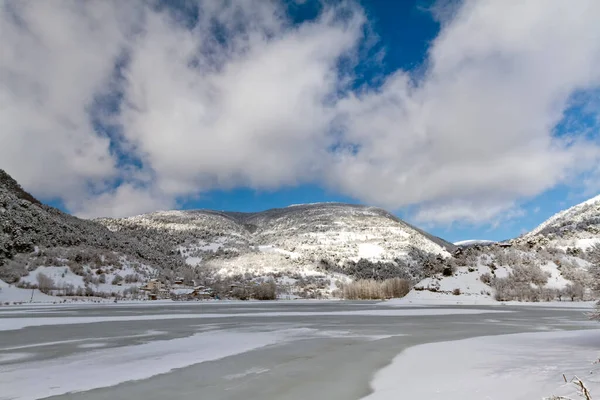 Beau Paysage Avec Des Montagnes Enneigées — Photo