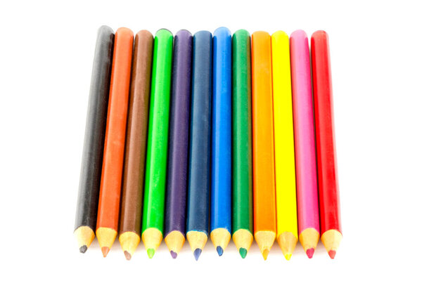 Цветные карандаши изолированы на белом фоне