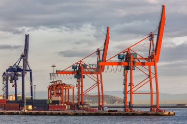 kargo gemisi riga limanında.