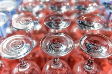 Masada bir kadeh şarap.