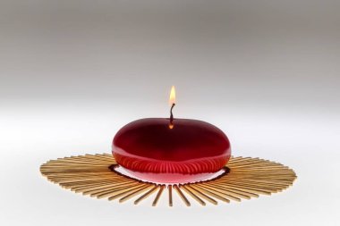 Eğer beyaz arkaplanda yanan bir mum varsa güzel manzara