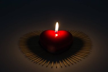 Siyah arkaplanda mum yakılıyor