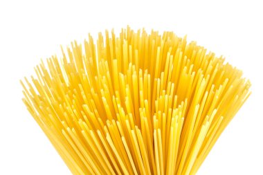 Kırsal bir arka planda sarı, uzun bir spagetti. Sarı İtalyan makarnası. Uzun spagetti. Çiğ spagetti bolonez. Çiğ spagetti, yemek geçmişi konsepti..