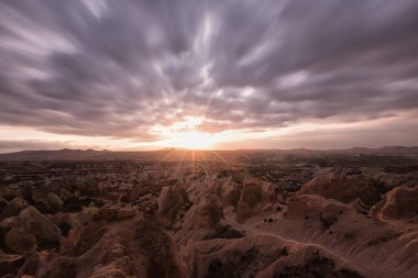 Dağların ardında güzel bir gün batımı