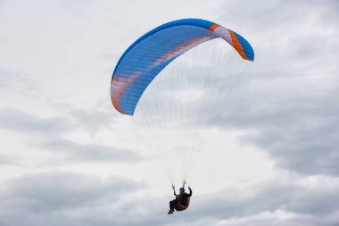 Gökyüzündeki paraglider 
