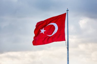 Türk bayrağı rüzgarda dalgalanıyor
