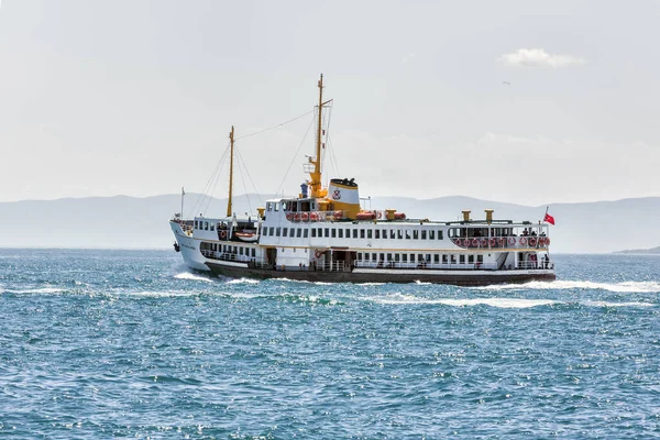 Navio Está Navegando Mar — Fotografia de Stock