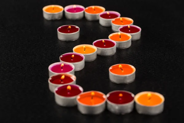 Brennende Kerzen Auf Schwarzem Hintergrund — Stockfoto