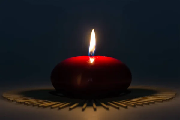 Schöne Aussicht Wenn Brennende Kerze Auf Schwarzem Hintergrund — Stockfoto