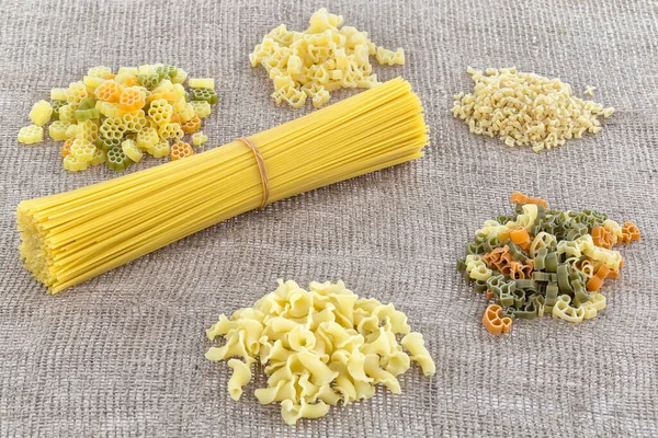 Espaguetis Largos Amarillos Sobre Fondo Rústico Pasta Italiana Amarilla Espaguetis — Foto de Stock