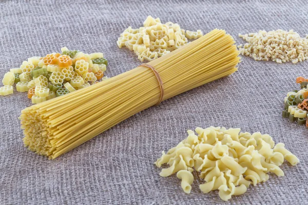 Espaguetis Largos Amarillos Sobre Fondo Rústico Pasta Italiana Amarilla Espaguetis — Foto de Stock