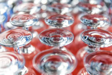 Beyaz bir arka plan boş cam şişe