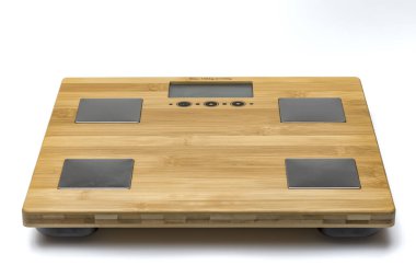 Beyaz arka planda izole ahşap pullar