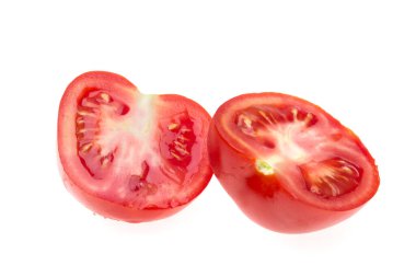 Beyaz arka planda yarı izole edilmiş taze sulu kırmızı domates..