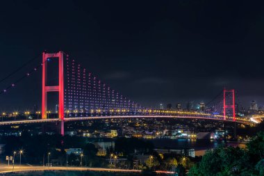 İstanbul 'daki Boğaz Köprüsü' nün gece manzarası