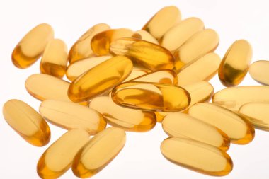 Beyaz arkaplanda balık yağı kapsülleri