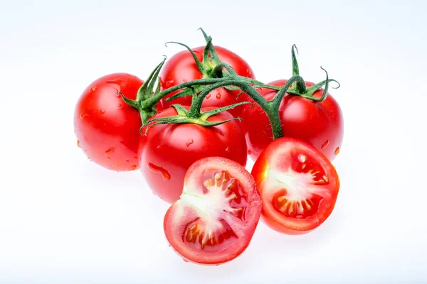新鮮なジューシーな赤いトマトと半分に切り分けられた白い背景 — ストック写真