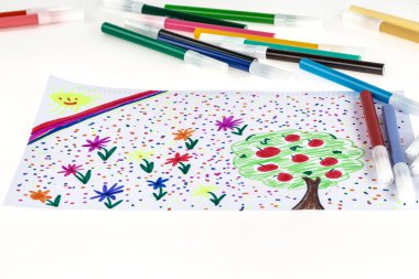 Renkli keçeli kalemler. Renkli keçeli kalemler. Beyaz arka planda izole edilmiş çok renkli keçeli kalemler. .