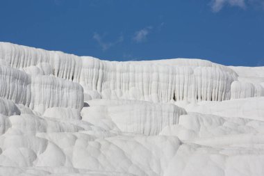 Pamukkale 'deki doğal travertin havuzları ve terasları. Türkiye 'nin güneybatısındaki pamuk kale. Antik Hierapolis şehri. Unesco Kültür Tarihi Anıtı. Pamukkale, Denizli, Türkiye.