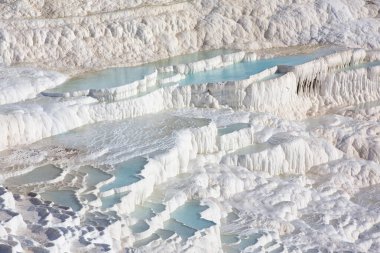 Pamukkale 'deki doğal travertin havuzları ve terasları. Türkiye 'nin güneybatısındaki pamuk kale. Antik Hierapolis şehri. Unesco Kültür Tarihi Anıtı. Pamukkale, Denizli, Türkiye.