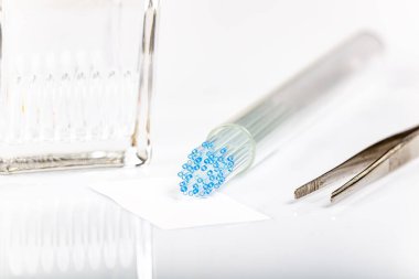 TLC ekipmanları arasında kılcal damarlar, silis jeli, kavanoz ve bileşikler bulunmaktadır. İnce katman kromatografisi bileşenleri ayırmak için kullanılır.